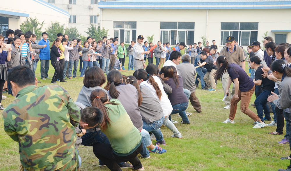 公司拔河比赛现场